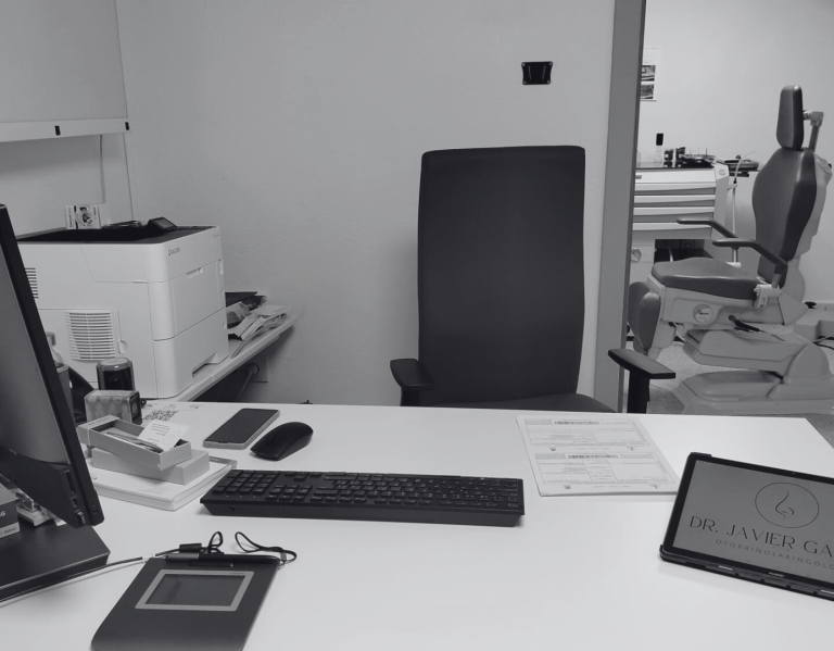 Imagen del Dr. Javier García Gómez atendiendo a un niño, mostrando su dedicación a la otorrinolaringología infantil en Cáceres