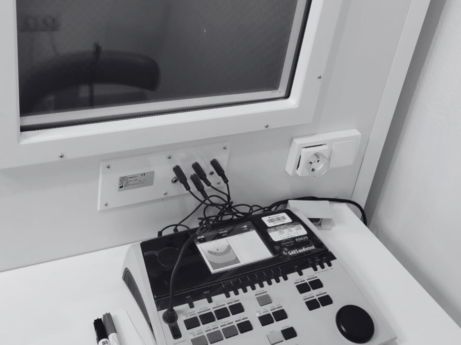 Imagen de una audiometría, reflejando la precisión en el diagnóstico de problemas auditivos por el Dr. Javier García Gómez en su consulta de