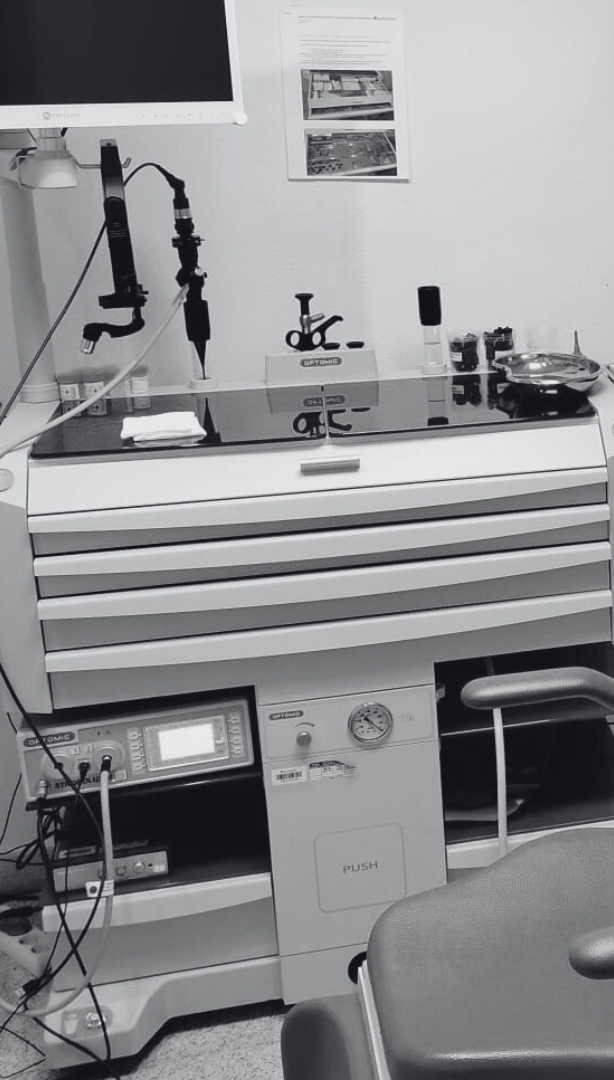 Imagen de una laringoscopia, técnica utilizada por el Dr. Javier García Gómez para diagnosticar y tratar problemas de garganta en su clínica